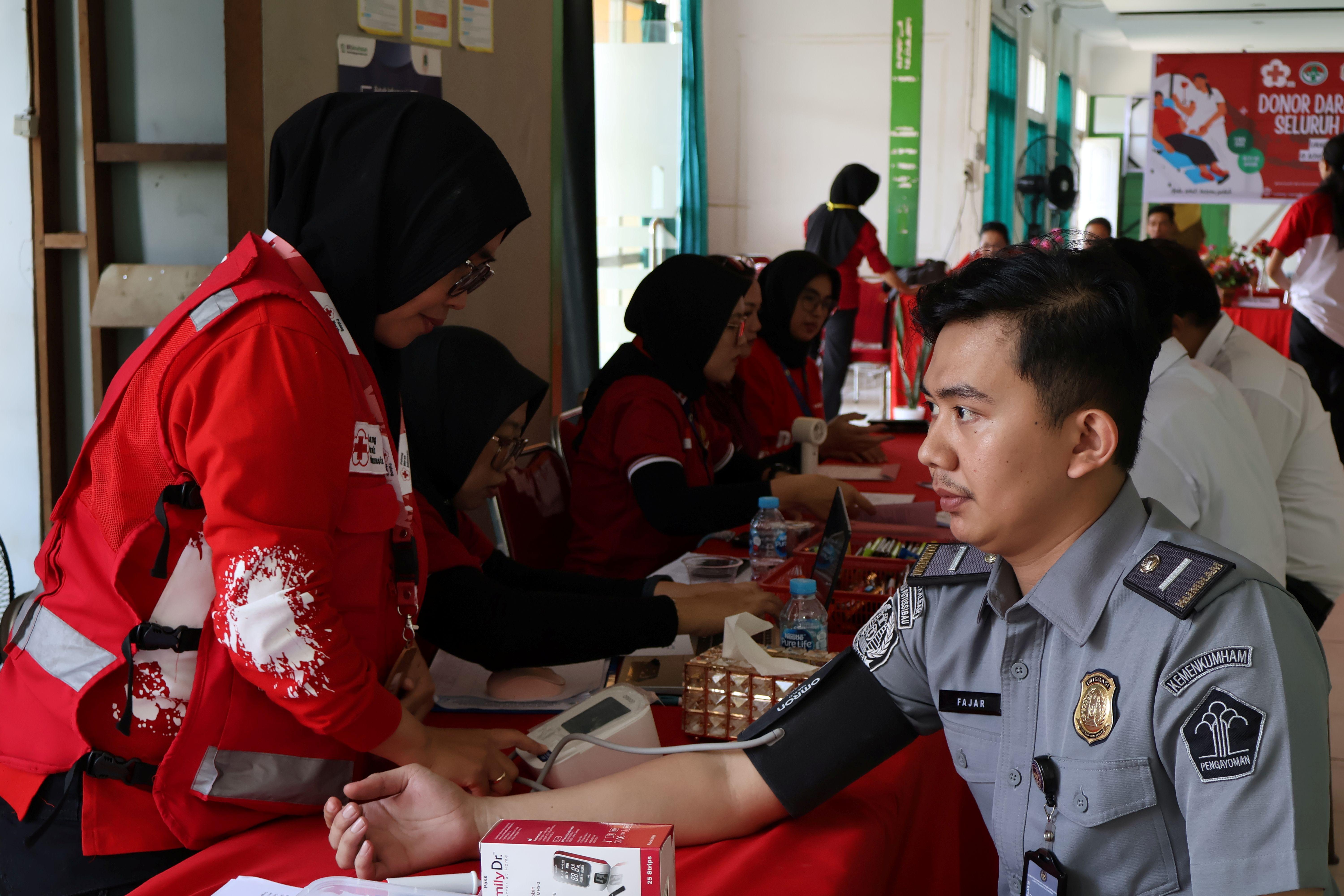 Imigrasi Putussibau Ikut Sukseskan Donor Darah HUT ke-25 ARSADA di RSUD dr. Achmad Diponegoro