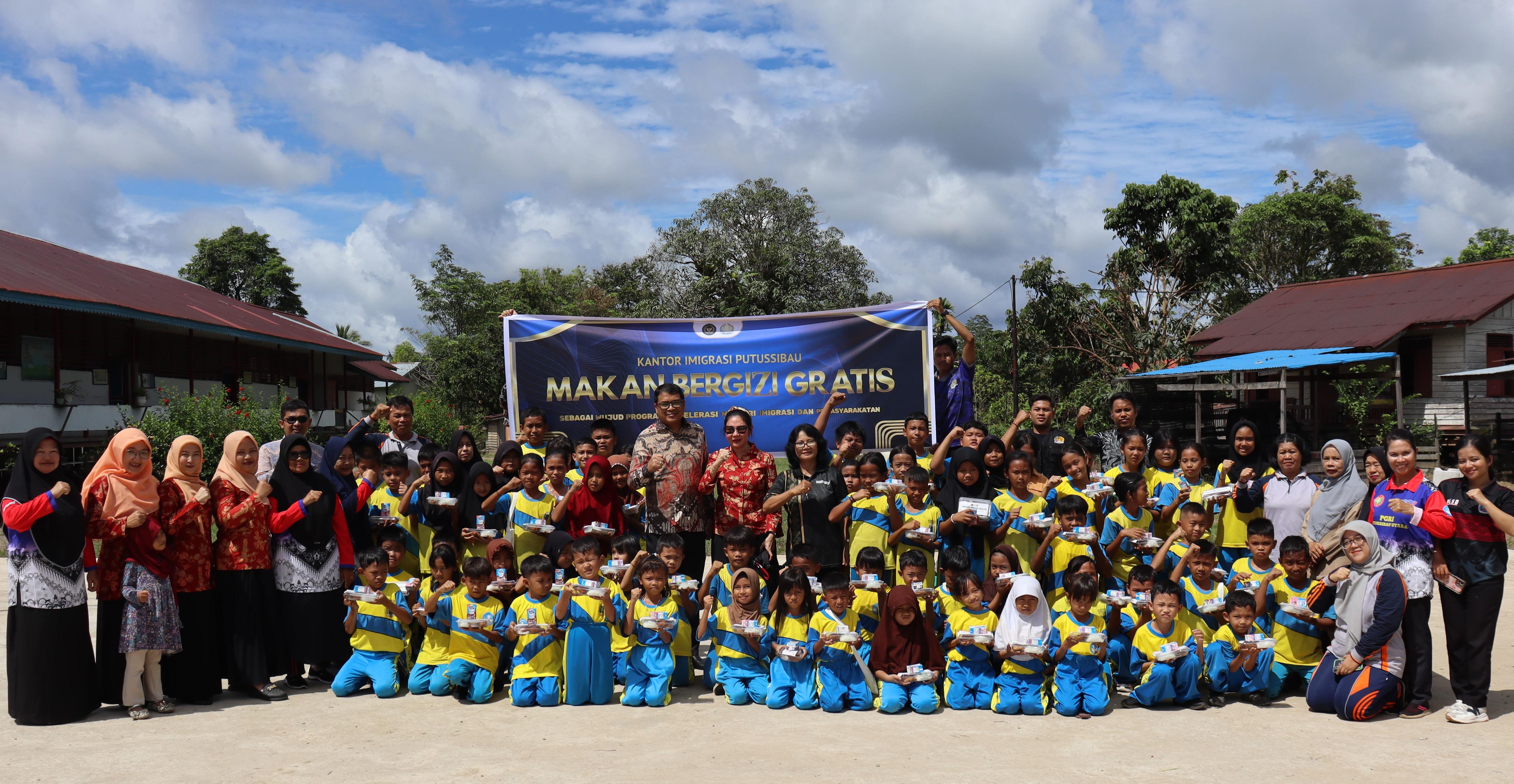 Meningkatkan Kesejahteraan Anak Sekolah: Kantor Imigrasi Putussibau Bagikan Makan Bergizi Gratis