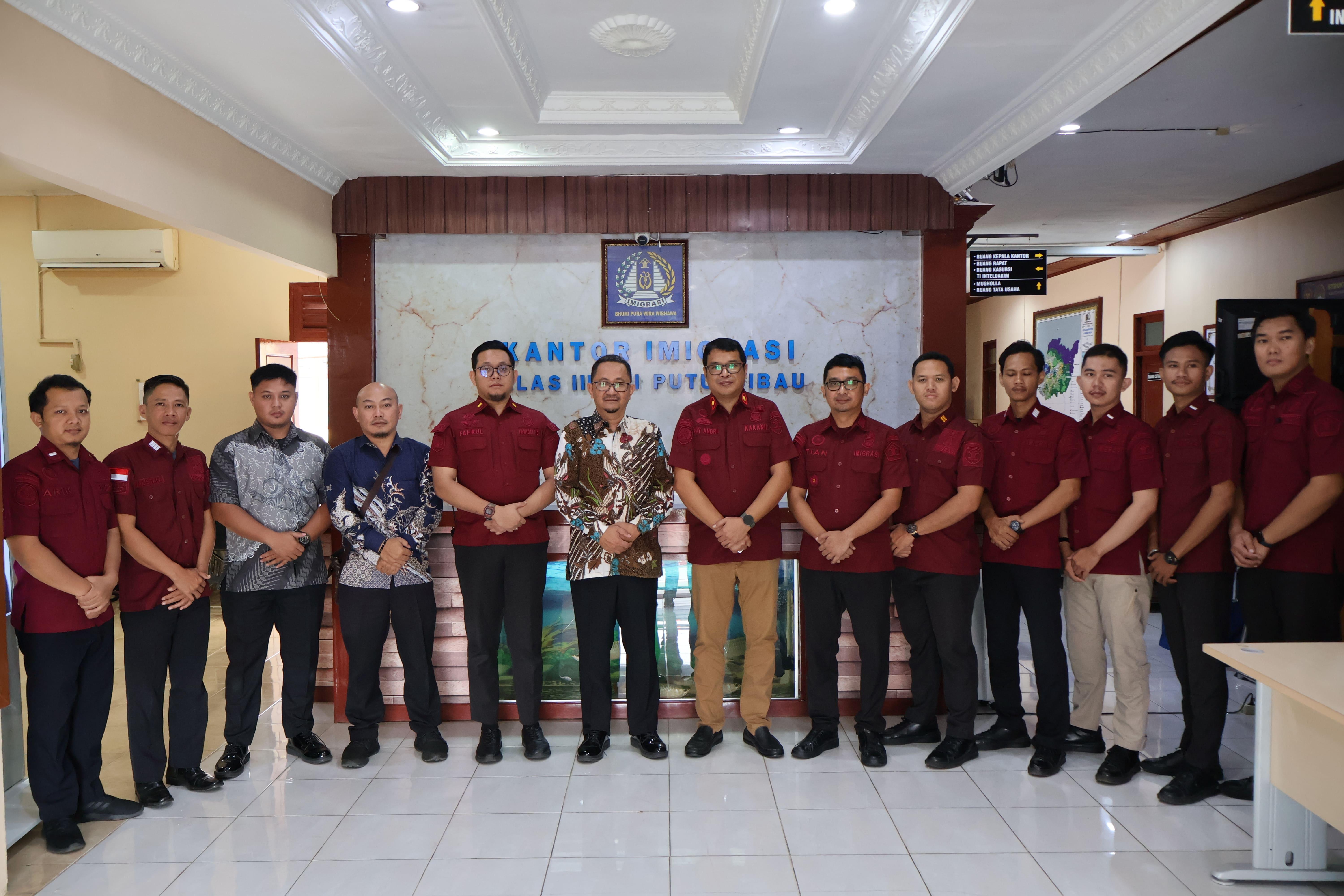 Kunjungan Kepala Kantor Wilayah Imigrasi Kalimantan Barat ke Kantor Imigrasi Kelas III TPI Putussibau
