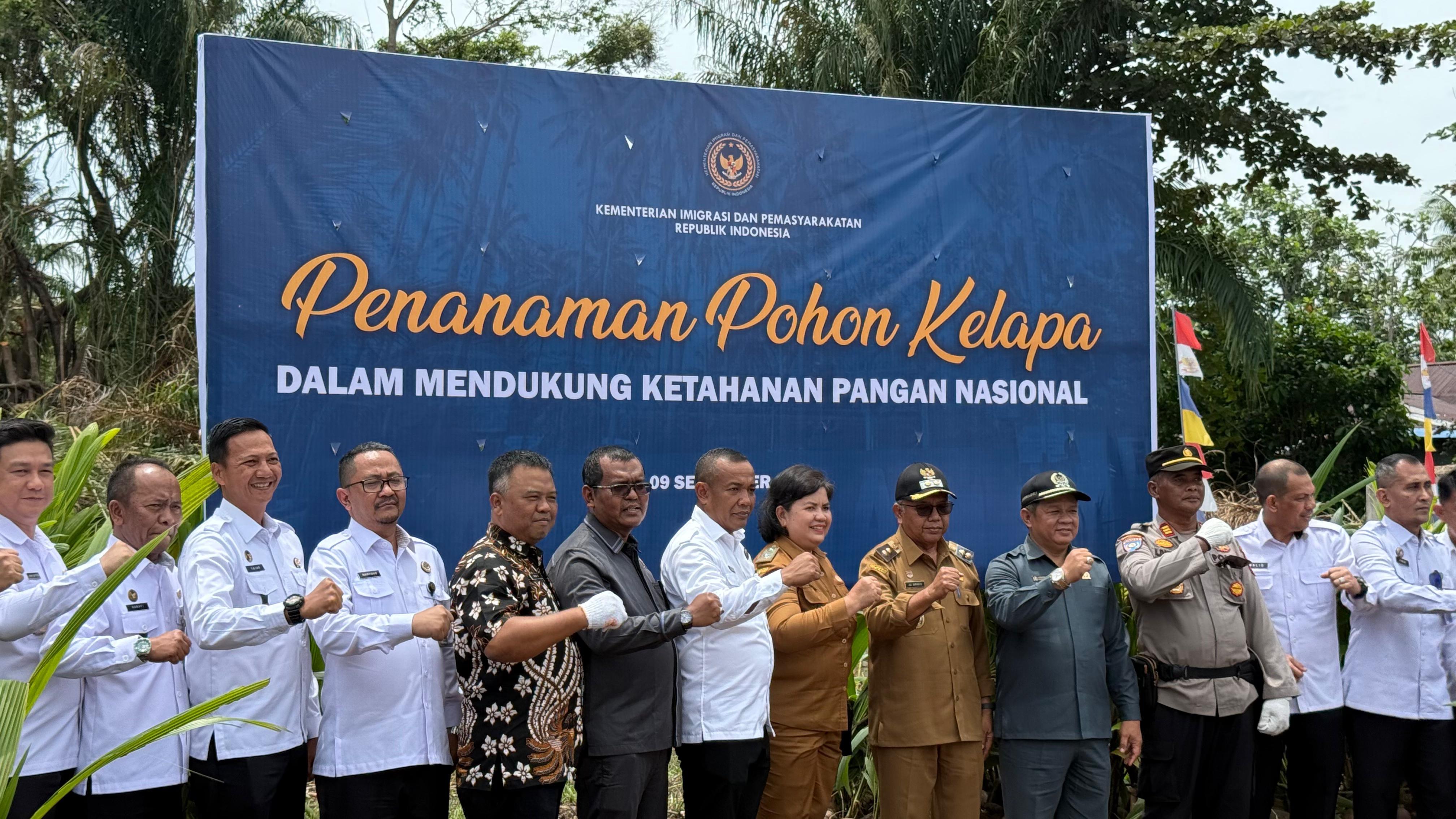 Imigrasi Putussibau Hadiri Penanaman Pohon Kelapa di Mempawah Dukung Ketahanan Pangan Nasional
