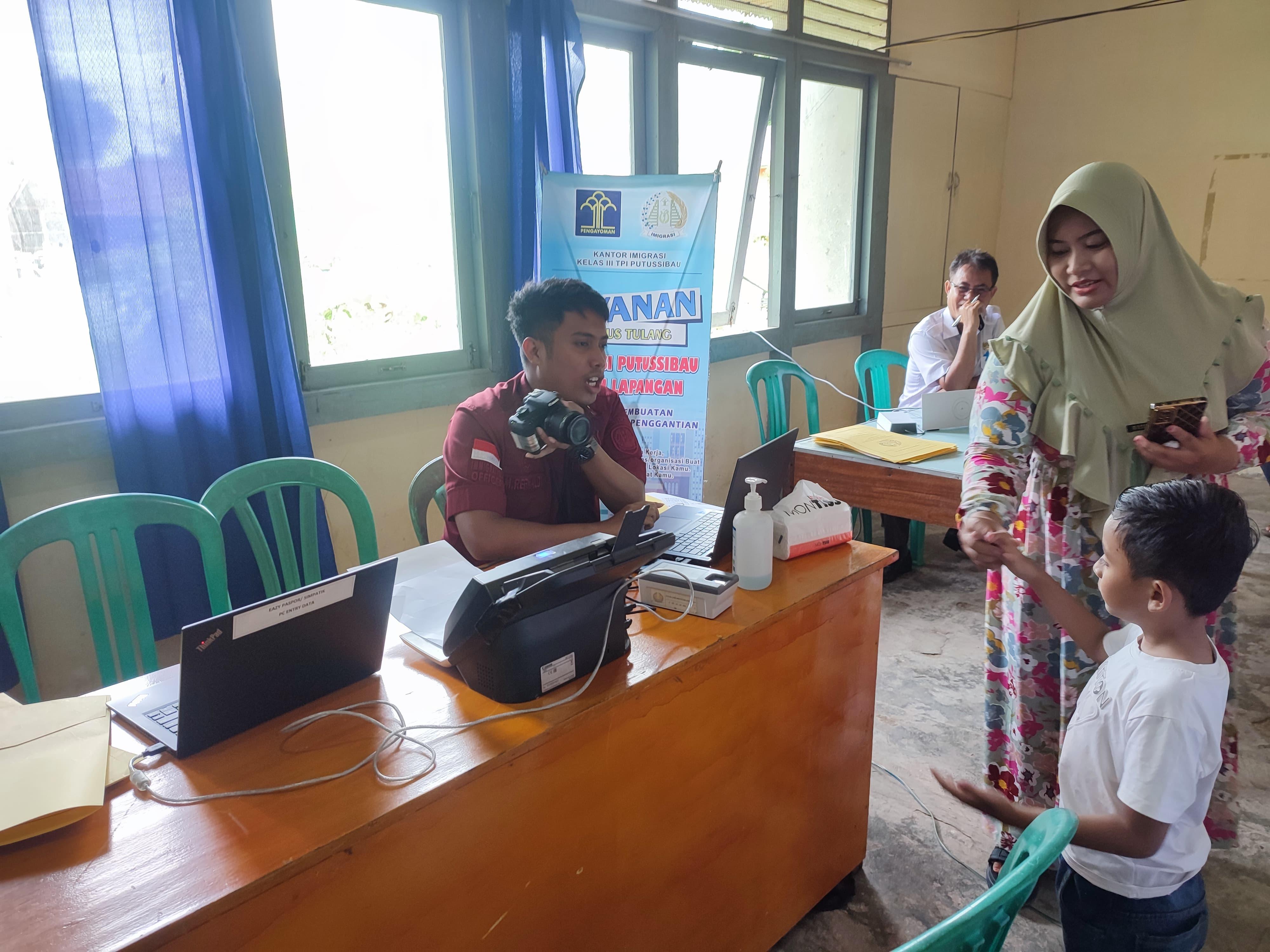 Kemudahan Pembuatan Paspor: Kantor Imigrasi Putussibau Gelar IMPUS TULANG di Silat Hilir